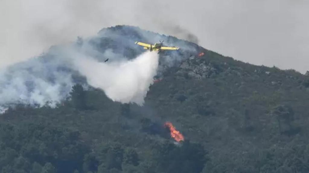 Efectivos trabajan en el incendio de Las Hurdes