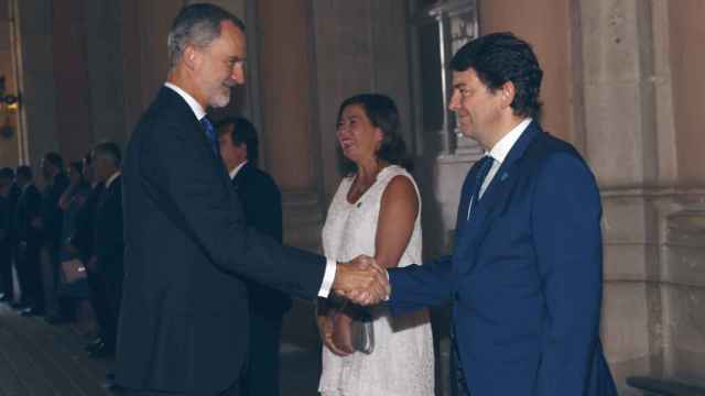 Alfonso Fernández Mañueco saluda al rey Felipe VI en el Memorial Víctimas del Covid