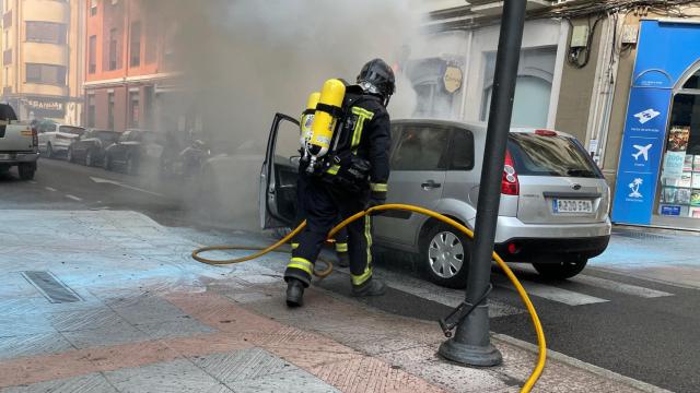 Vehículo incendiado en León