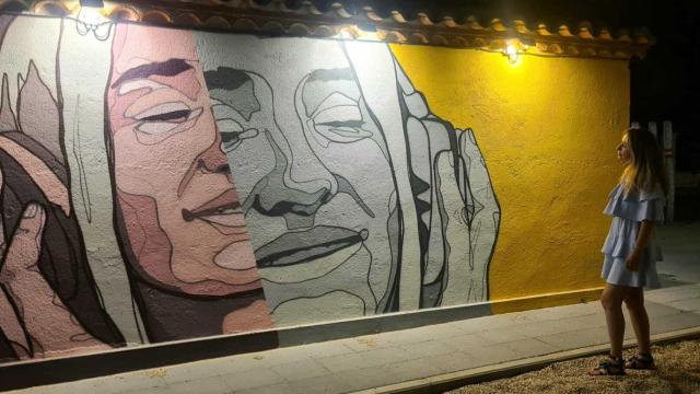 Marta Labrador, concejala de Fomento, visita los murales