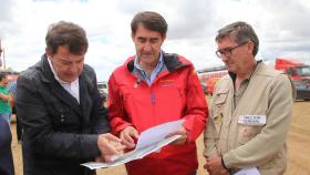 Juan Carlos Suárez Quiñonez junto a Alfonso Fernández Mañueco, en el Puesto de Mando Avanzado del incendio de la Sierra de la Culebra