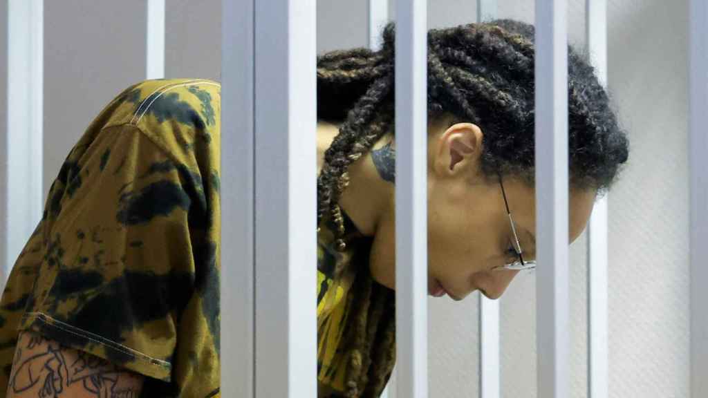Brittney Griner sigue su juicio desde la jaula.