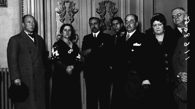 Clara Campoamor (segunda por la izquierda), en su toma de posesión como directora general de Beneficencia. Fotos: Acción Cultural Española