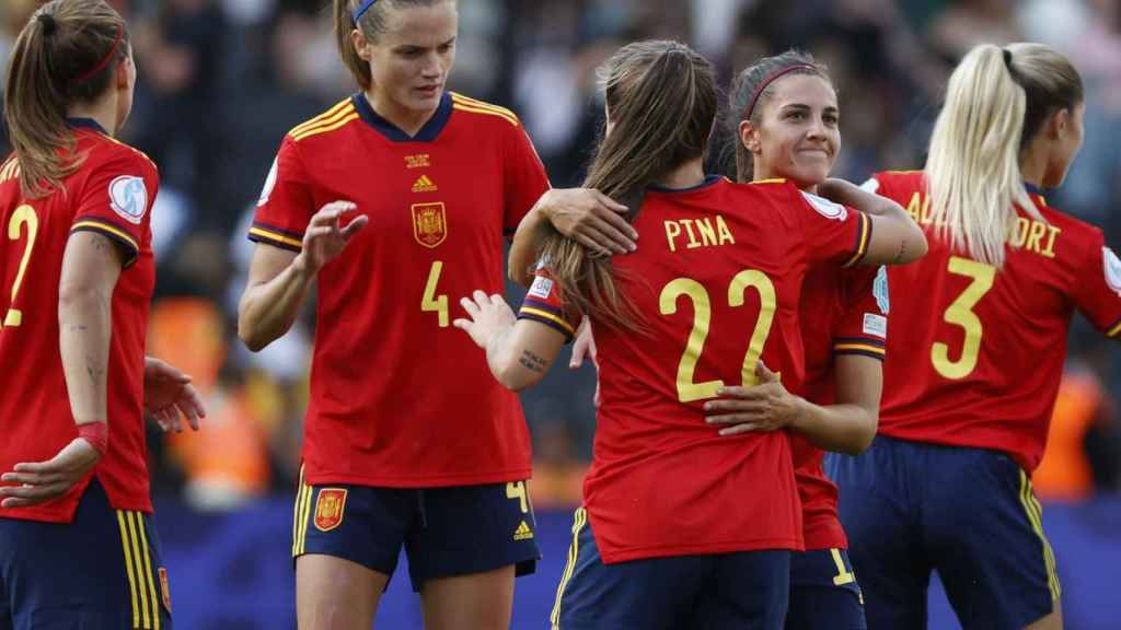 Irene Paredes, Claudia Pina y Marta Cardona celebran una victoria de la selección española de fútbol femenino en la Eurocopa 2022