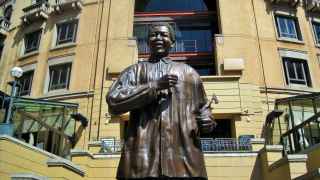 Estatua de Nelson Mandela en Johannesburgo , la ciudad más grande de la República de Sudáfrica.