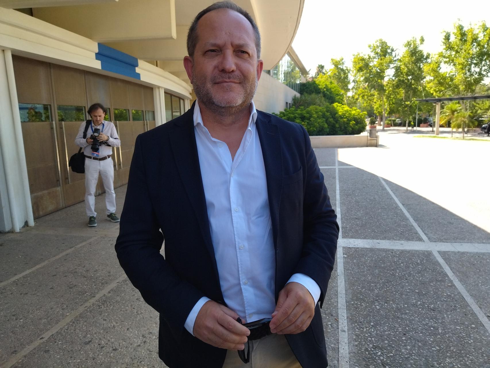 Manuel Durán, exdirector general de Emergencias de Murcia, este viernes, en el Auditorio Víctor Villegas donde ha acudido a anunciar que impugnará el congreso.