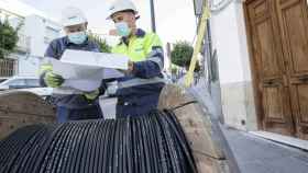 Operarios de Magtel trabajan en el despliegue de fibra óptica en un municipio de Toledo.