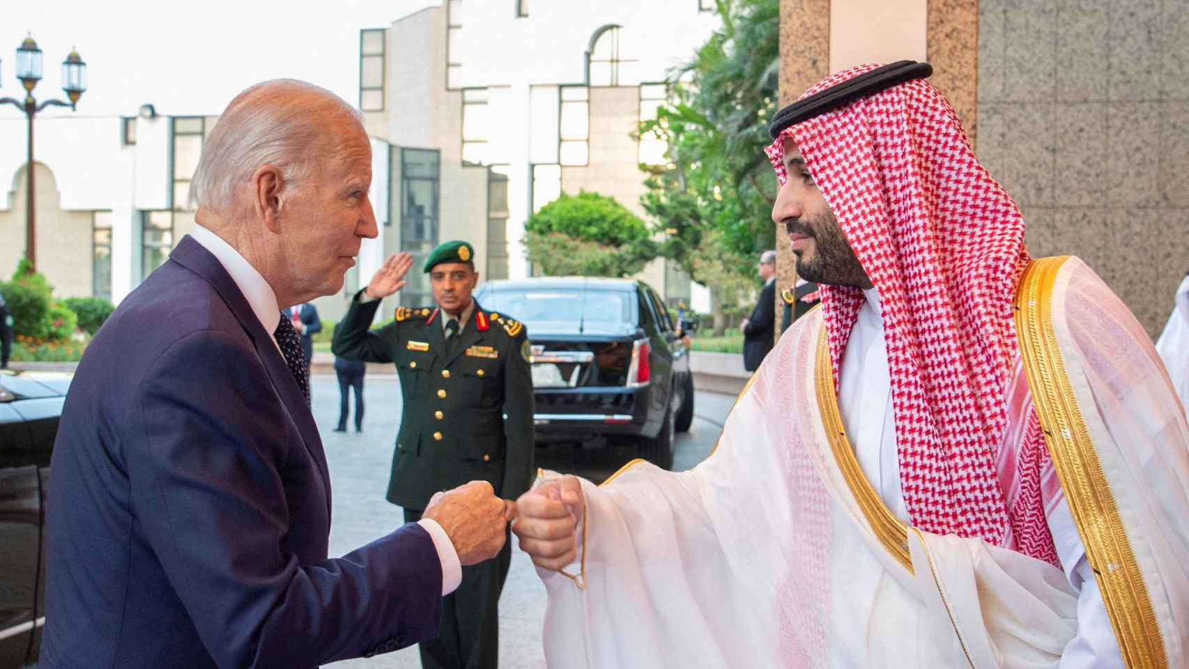Con choque de puños: así ha sido el encuentro entre Biden y Mohamed bin Salman en Arabia Saudí thumbnail