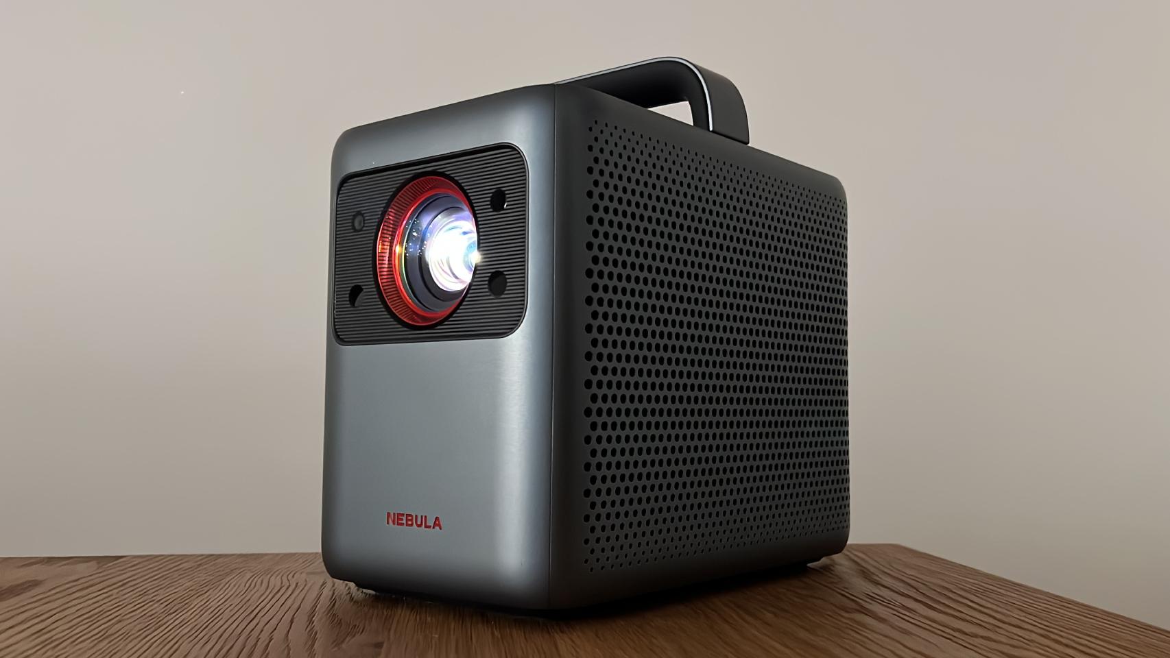 He probado el proyector 4K más potente de Nebula y ahora sólo quiero  llevármelo a todas partes