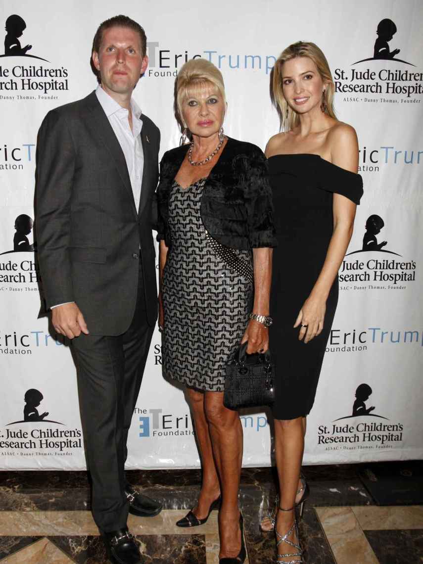 Ivana, en el centro de la imagen, rodeada por sus hijos Eric e Ivanka Trump.