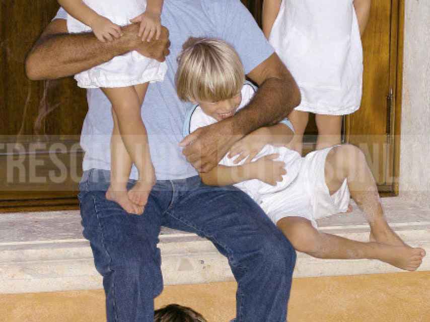 Julio Iglesias con sus hijas gemelas, Cristina y Victoria, y su hijo Rodrigo.