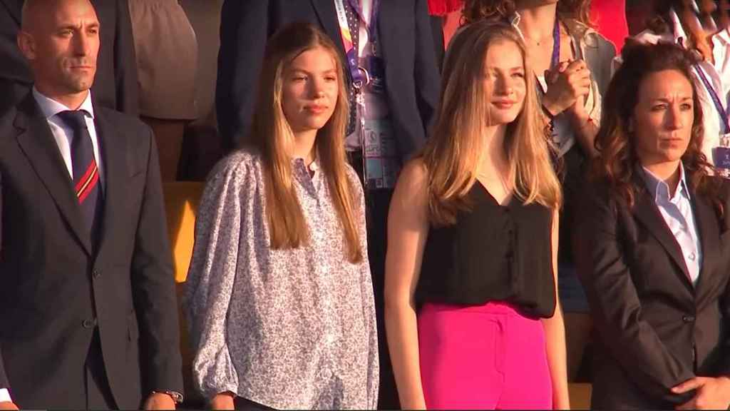 La infanta Sofía y la princesa Leonor han disfrutado del partido España-Dinamarca desde el palco.