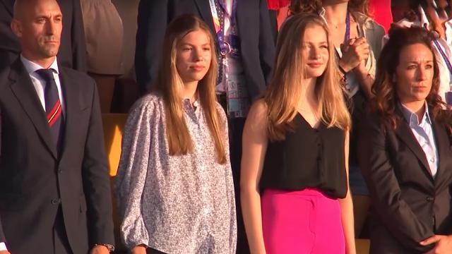 La infanta Sofía y la princesa Leonor han disfrutado del partido España-Dinamarca desde el palco.