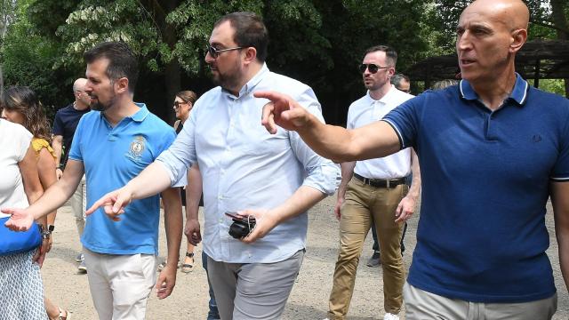 El presidente del Principado de Asturias, Adrián Barbón, el secretario general del PSOE de Castilla y León, Luis Tudanca y el secretario general de la Agrupación Municipal del PSOE y alcalde de León, José Antonio Diez