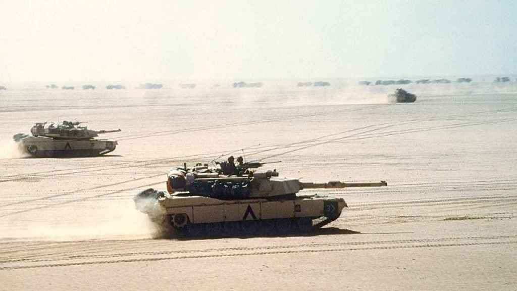 Tanques estadounidenses M1 Abrams avanzan durante la operación Tormenta del Desierto de la Guerra del Golfo de 1991. Foto: US Navy