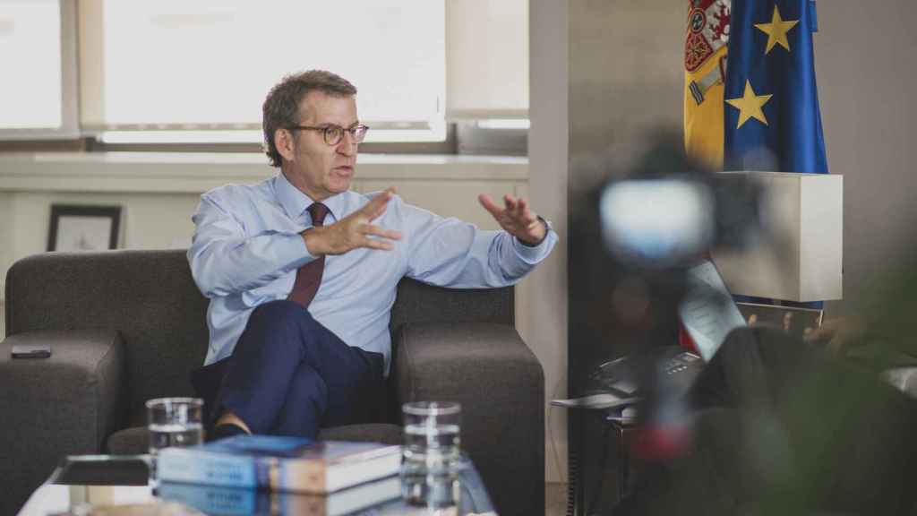 Alberto Núñez Feijóo, presidente del PP, en su despacho de Génova, en un momento de la entrevista.
