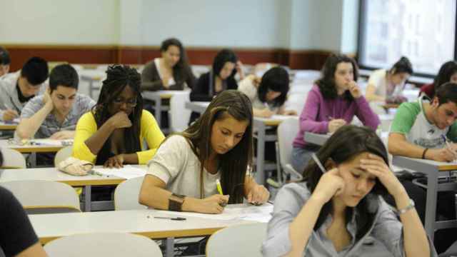 La Comunidad Valenciana invierte 29 millones en becas universitarias. En la imagen, estudiantes en la PAU.