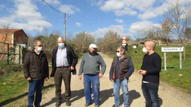 Santiago Santiago López, segundo por la izquierda, en una visita de los diputados provinciales del PSOE Eduardo Folgado y Manuel Ramos a los caminos agrícolas de Aliste y Alba