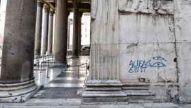 Vandalismo en una de las paredes del Panteón, situado en pleno centro histórico de Roma. Foto: EFE