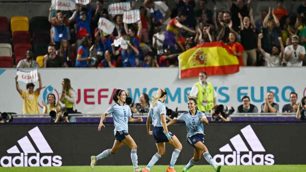 Las jugadoras de la selección española de fútbol femenino celebran el gol de Marta Cardona