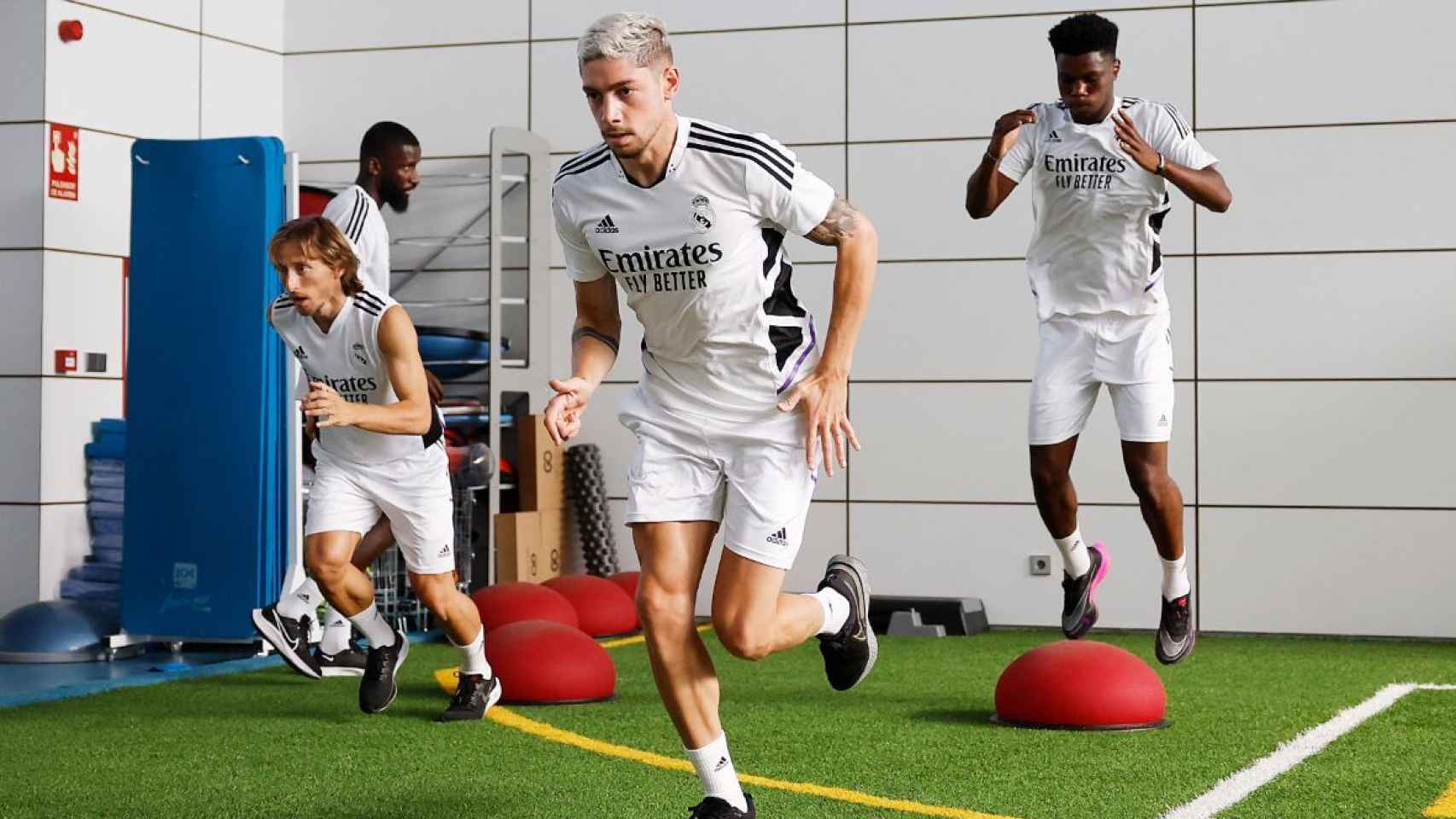 Modric, Fede Valverde y Tchouameni, en el entrenamiento del Real Madrid