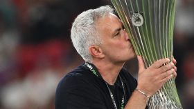 Jose Mourinho, besando la Conference League tras ganar la competición con la AS Roma