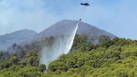 Medios aéreos intentan estabilizar el incendio.