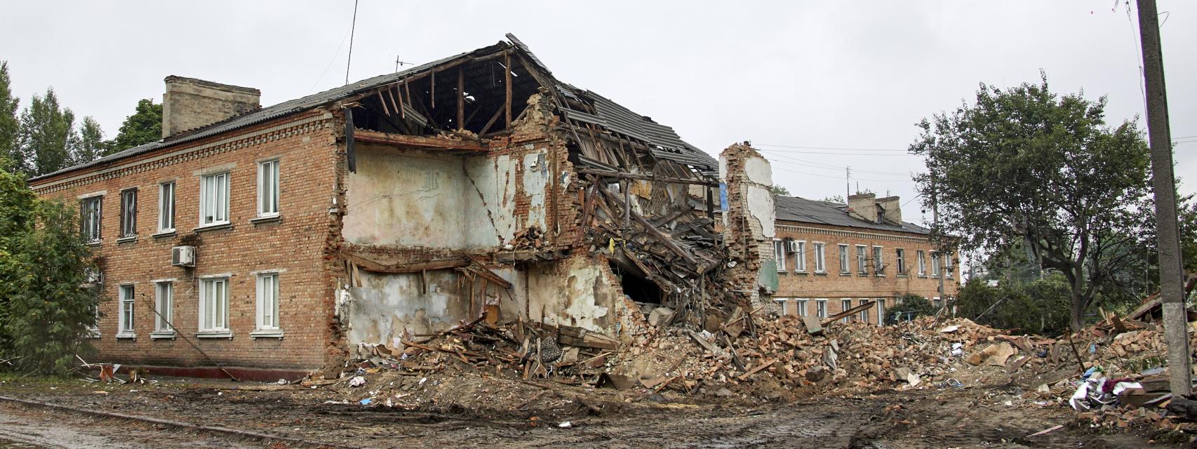 Aspecto de un edificio residencial en Kharkiv tras recibir el impacto de un misil ruso este sábado 16 de julio