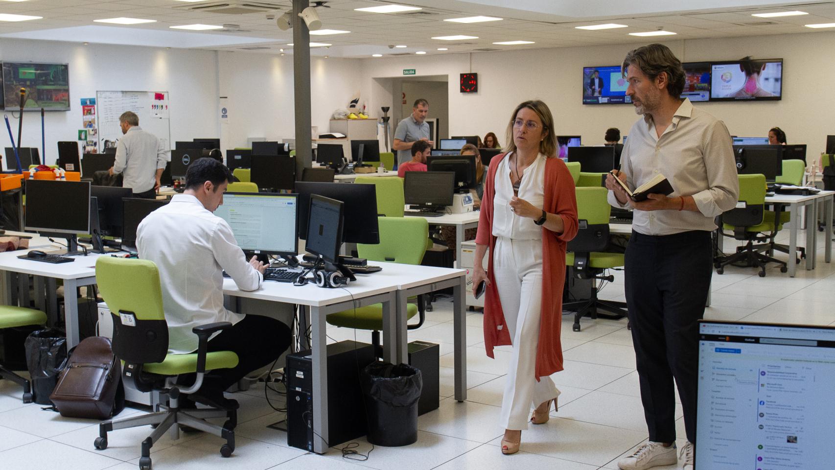 Patricia Pérez mostrando a Rubén Fernández-Costa las inmediaciones de Atresmedia.