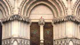 Nadie sabe cómo han subido el cono a lo alto de la puerta de la catedral de Cuenca.