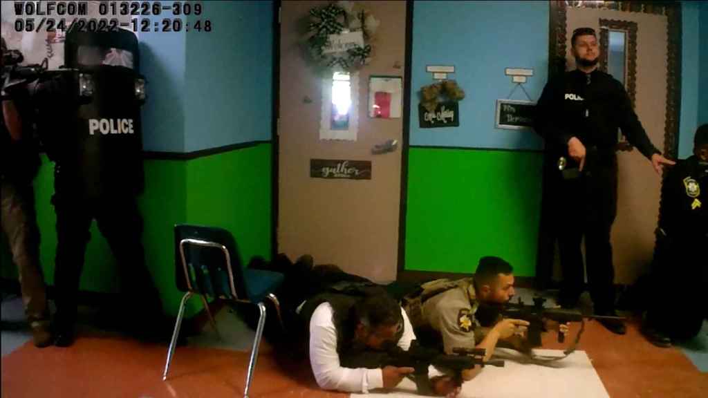 La policía se despliega en un pasillo después de que Salvador Ramos ingresó a la escuela primaria Robb para matar a 19 niños y dos maestros en Uvalde , Texas.