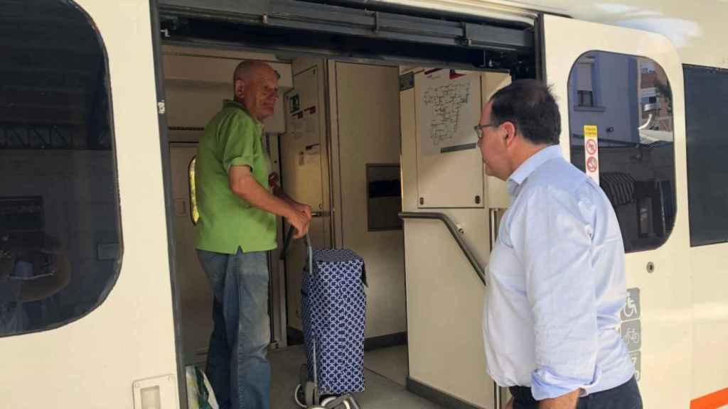 Benjamín Prieto saluda a un viajero de uno de los últimos viajes del tren convencional Aranjuez-Cuenca.