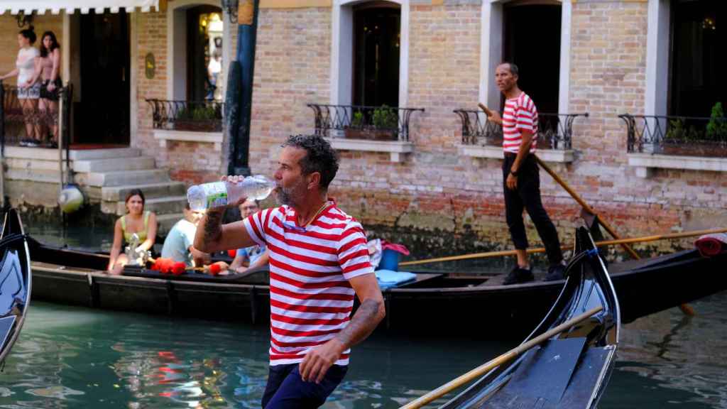 Los gondoleros de Venecia se hidratan para hacer frente a la ola de calor.