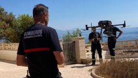 Los bomberos del SPEIS de Alicante ponen en marcha el dron desde tierra.