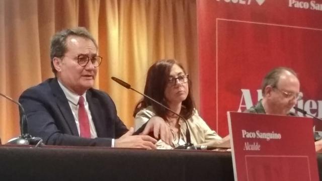 Sanguino, junto a los dirigentes locales del PSOE Trini Amorós y Miguel Millana.