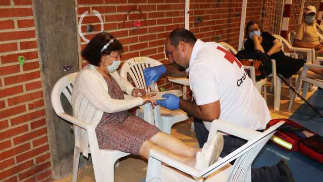 Cruz Roja atiende a los vecinos desalojados en el incendio de Losacio, en Zamora