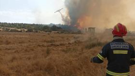 Un bombero lucha contra el incendio en Zamora