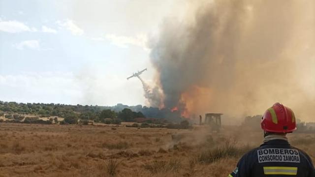 Un bombero lucha contra el incendio en Zamora