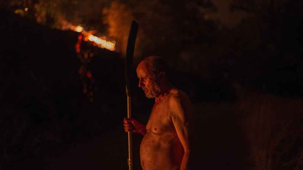 Un hombre observa el fuego del incendio forestal de O Barco de Valdeorras, Galicia.