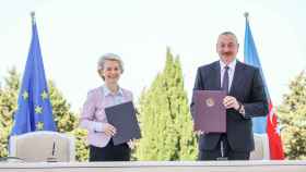 Ursula von der Leyen y el presidente de Azerbaiyán, Ilham Aliyev, durante la firma del acuerdo de gas de este lunes