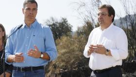 El presidente del Gobierno, Pedro Sánchez, acompañado del presidente de la Junta de Extremadura, Guillermo Fernández Vara, durante su visita a Extremadura.