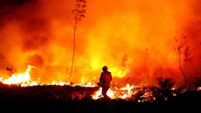 Un bombero hace frente al fuego en la región francesa de Gironde.