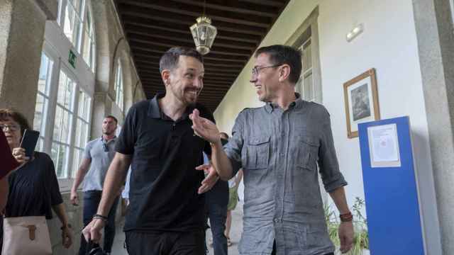 Iglesias, junto a Juan Carlos Monedero, a su llegada al curso de verano de su formación en la Complutense.