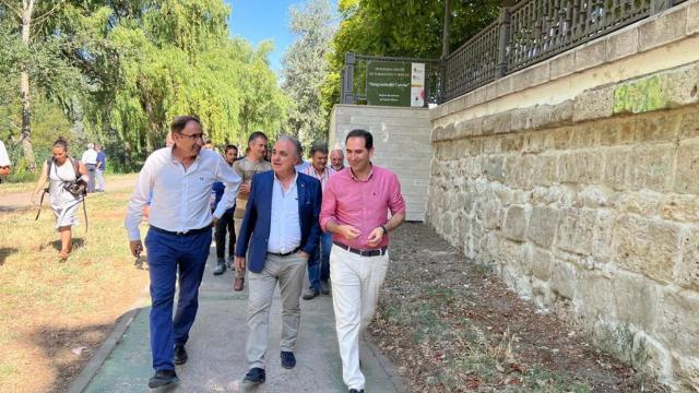 Alfonso Polanco y Luis Domingo González dando un paseo por la ribera