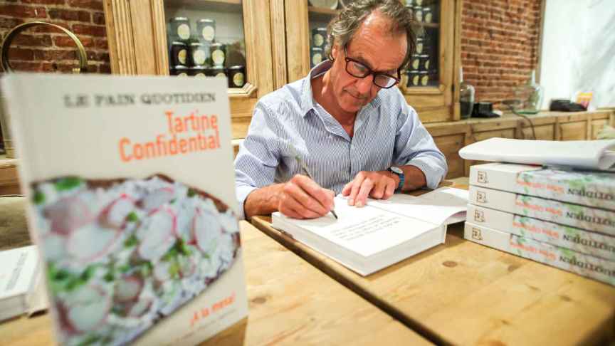 Alain Coumont firma un ejemplar de su último libro en un Le Pain Quotidien de la calle Serrano