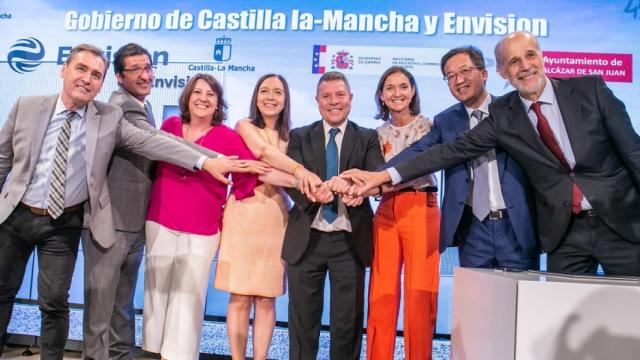 Foto de familia en Alcázar tras la firma del convenio.