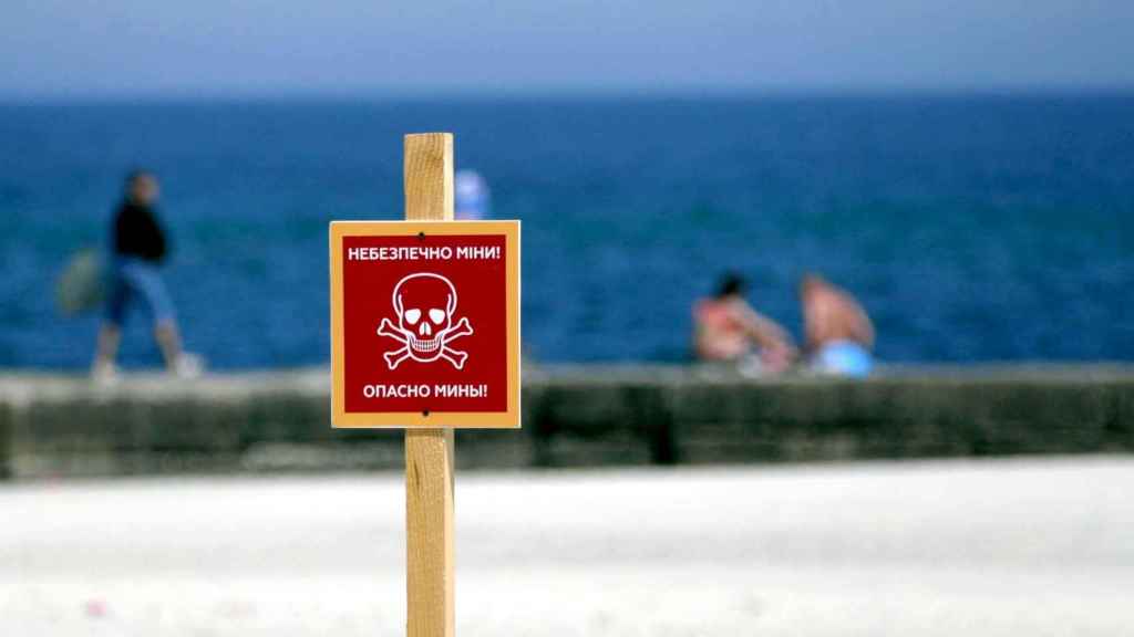 Cartel que advierte de la presencia de minas en las playas de Ucrania.