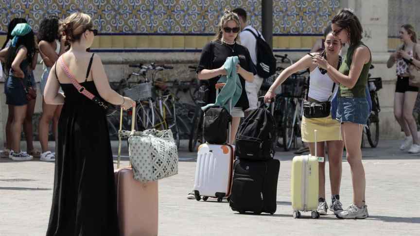 Varias turistas por el centro de Valencia, la semana pasada.