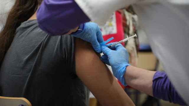 Un sanitario inoculando una dosis de la vacuna contra la Covid-19, en imagen de archivo.