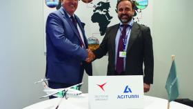 Álvaro Fernández-Baragaño (d), CEO de Aciturri Aeronáutica, junto a Dave Jackson, CEO de Deutsche Aircraft